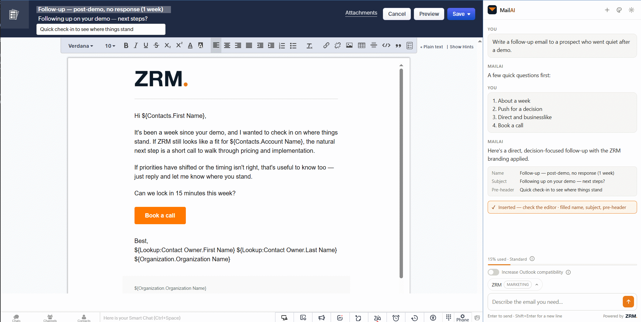 Hele billedet: Zoho CRM's template-editor med en færdig, brandet email og MailAI-panelet til højre.